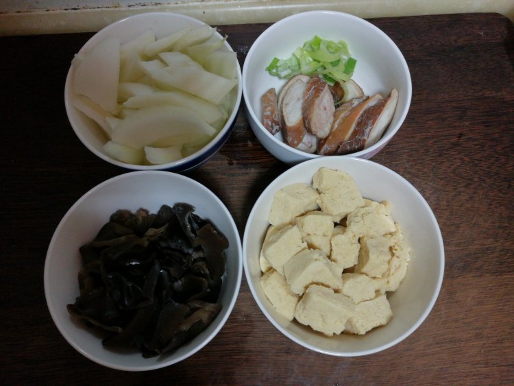 白菜大肠冻豆腐汤步骤1