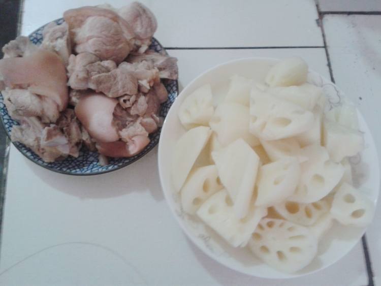 莲藕蹄髈汤步骤3
