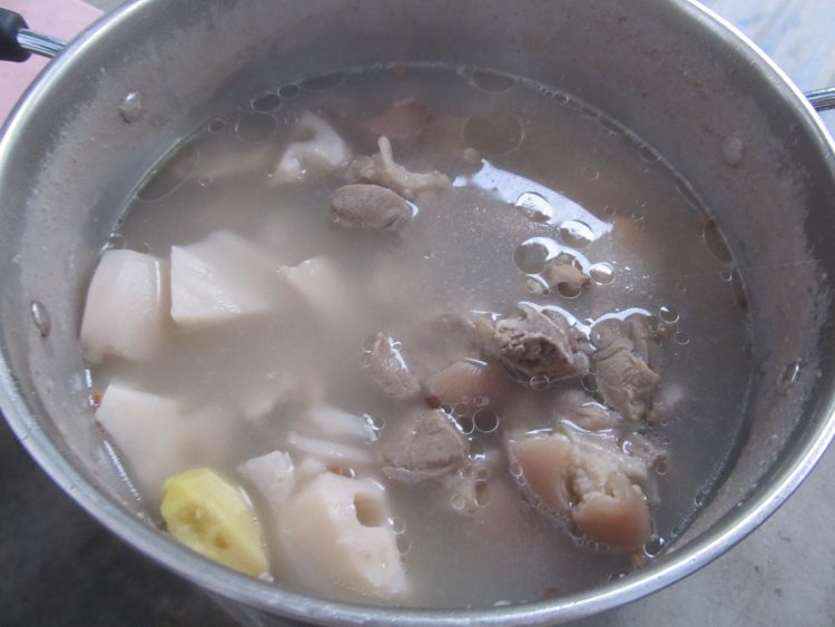 莲藕蹄髈汤步骤6
