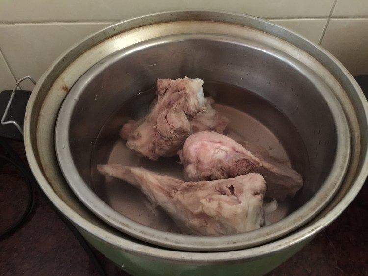 酸包菜炖大骨汤步骤3