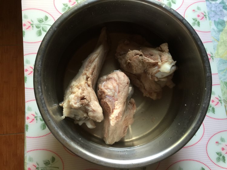 酸包菜炖大骨汤步骤2