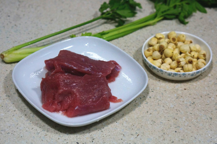 莲子瘦肉汤步骤1