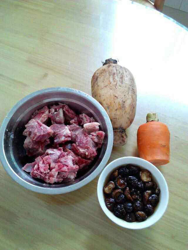 胡萝卜莲藕骨头汤步骤1
