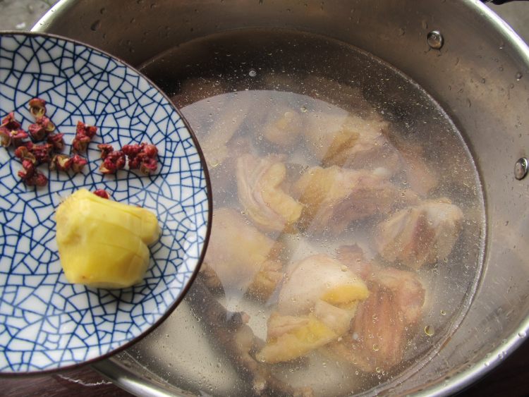山药炖鸡步骤4
