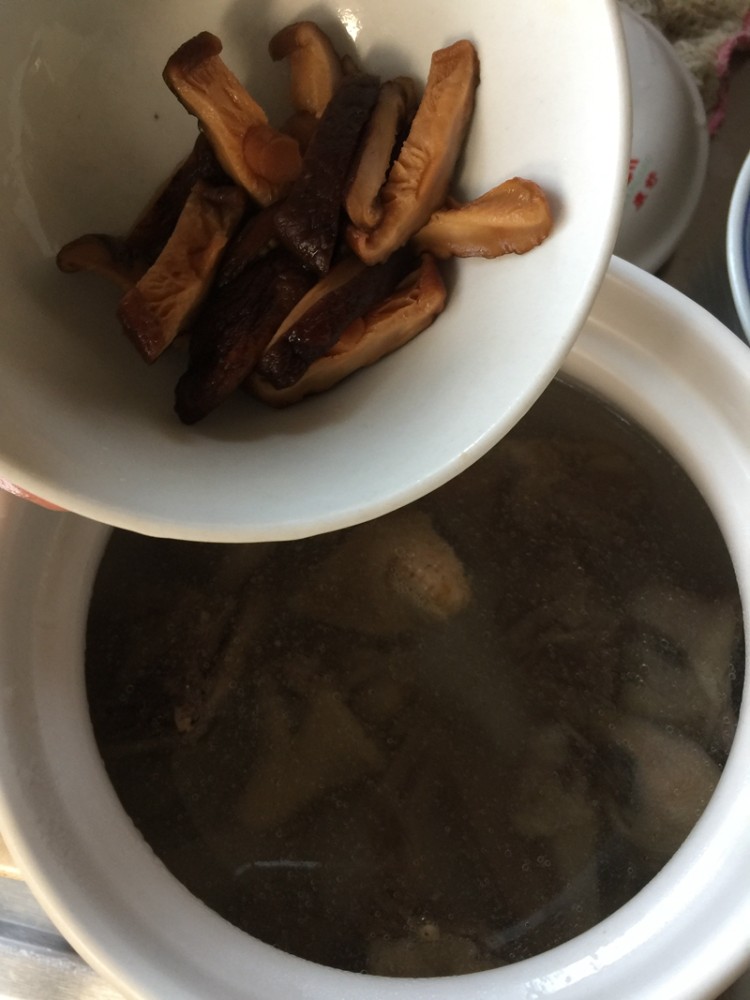 香菇炖乳鸽步骤5