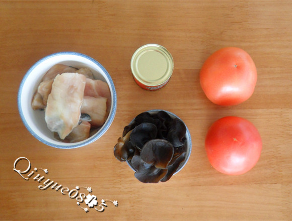 木耳番茄鱼片汤步骤1