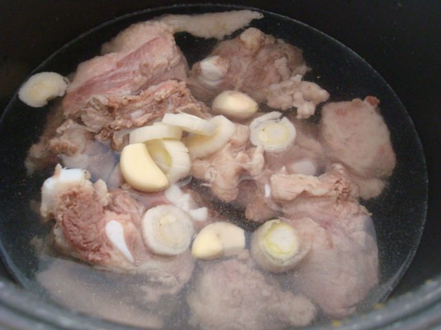 酱炖排骨油麦菜步骤3