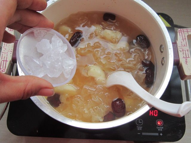荸荠银耳汤步骤5