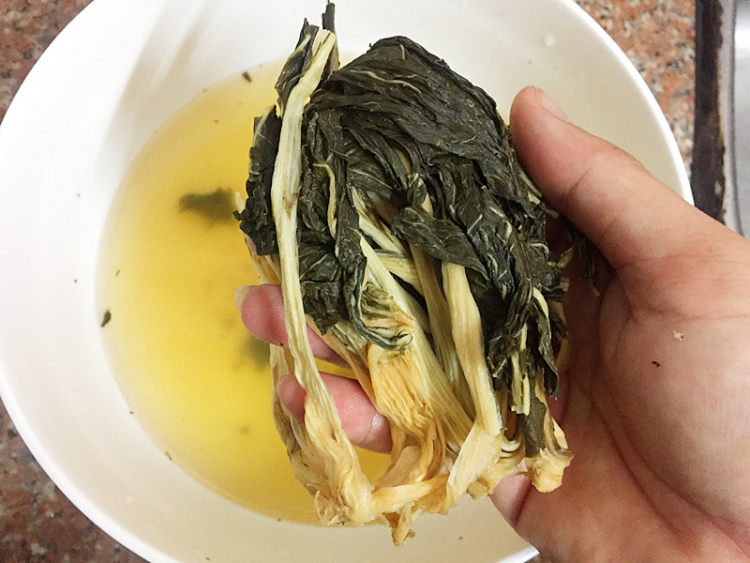 瑶柱陈肾煲菜干步骤2