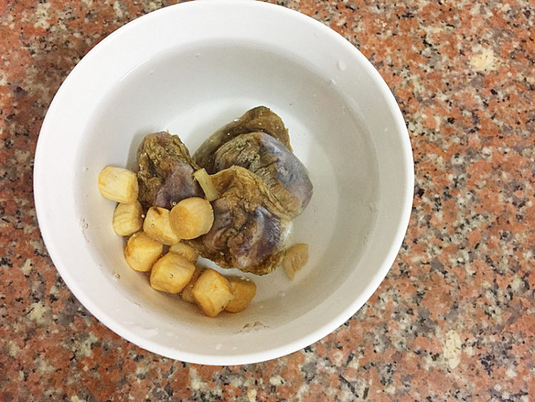 瑶柱陈肾煲菜干步骤3