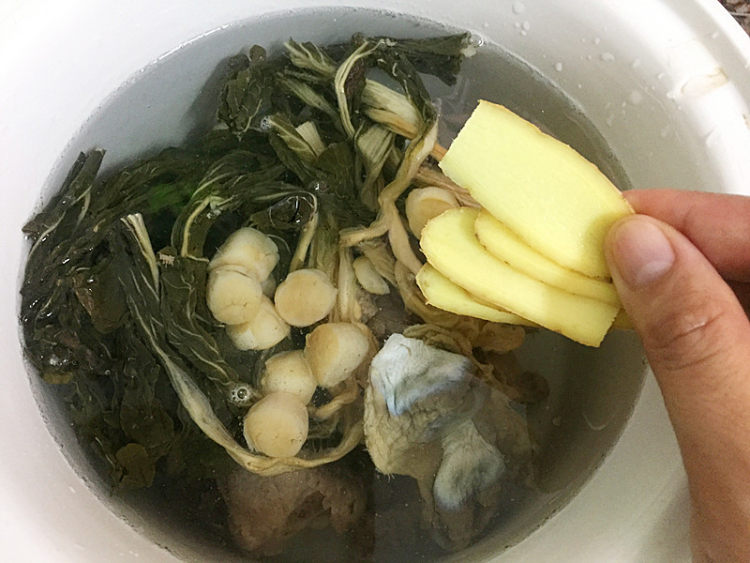 瑶柱陈肾煲菜干步骤7