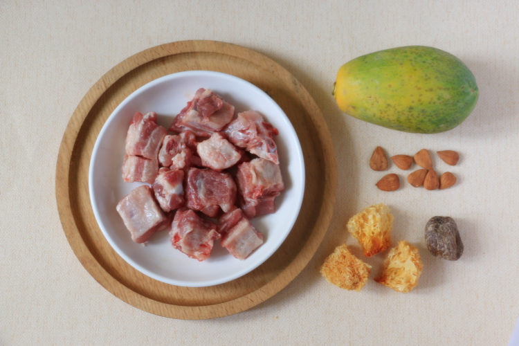 木瓜银耳排骨汤步骤1
