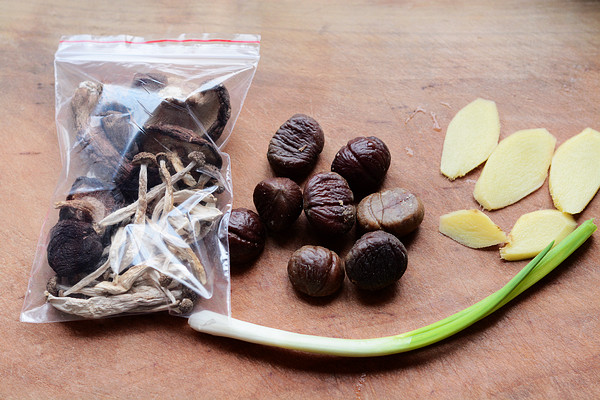 菌菇栗子鸡汤步骤4