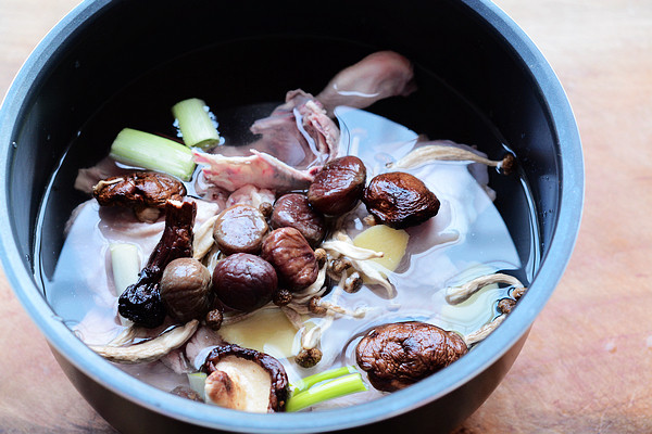菌菇栗子鸡汤步骤7
