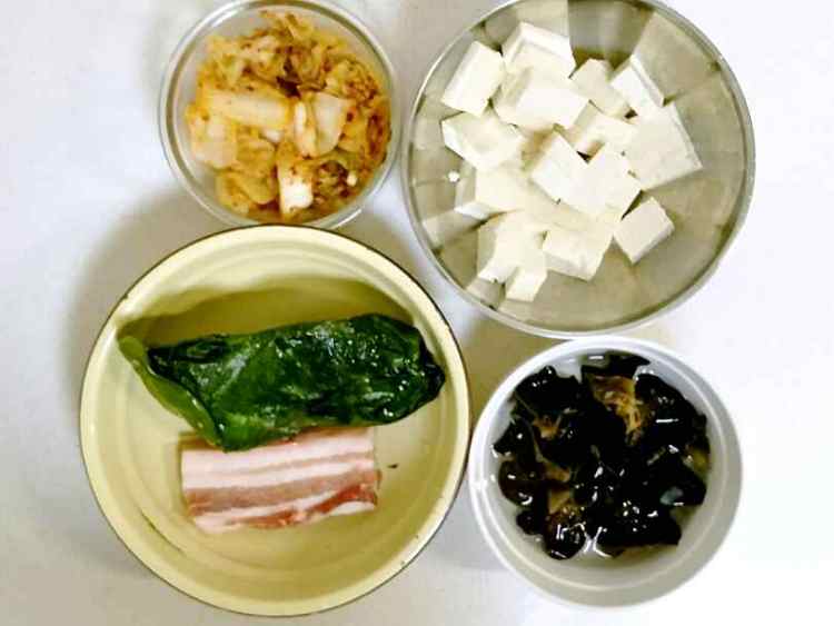 辣白菜炖豆腐汤步骤1