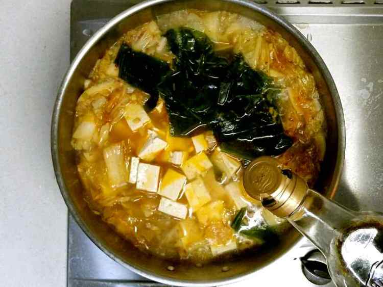 辣白菜炖豆腐汤步骤6
