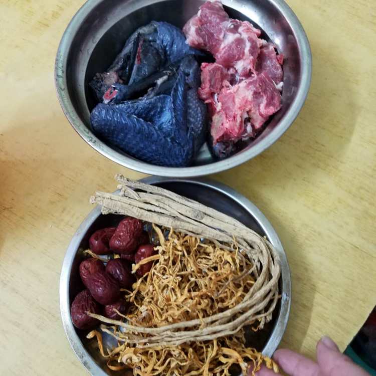 虫草花乌鸡红枣汤步骤1