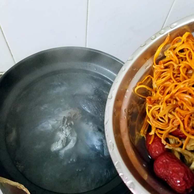 虫草花乌鸡红枣汤步骤6