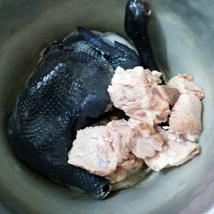 虫草花乌鸡红枣汤步骤4