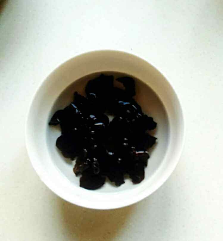 墨鱼菌菇汤步骤3