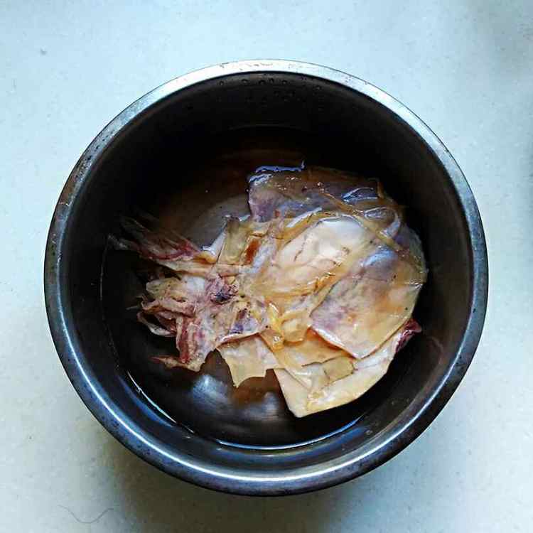 墨鱼菌菇汤步骤2