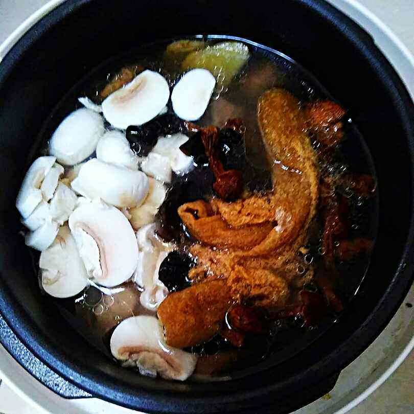 墨鱼菌菇汤步骤10