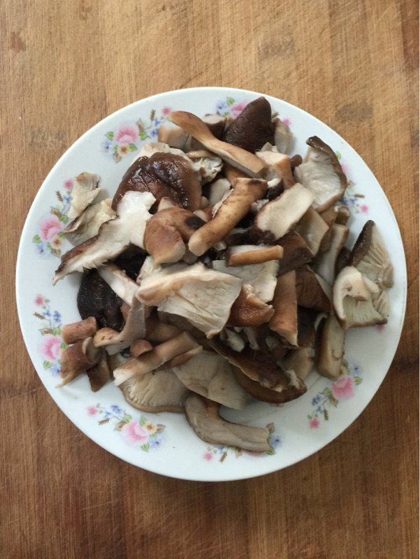 腊野鸡香菇汤步骤2