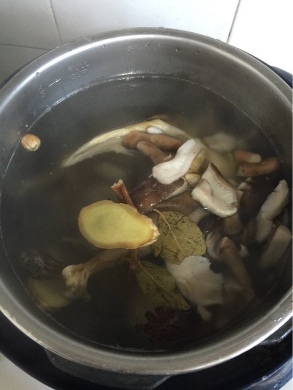 腊野鸡香菇汤步骤5