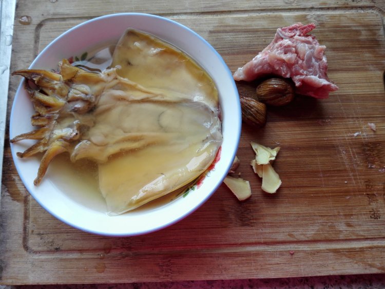 墨鱼瘦肉汤步骤1