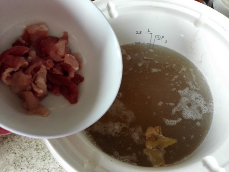 墨鱼瘦肉汤步骤3