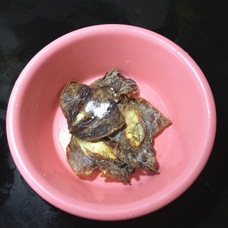墨鱼菌菇养生汤步骤3