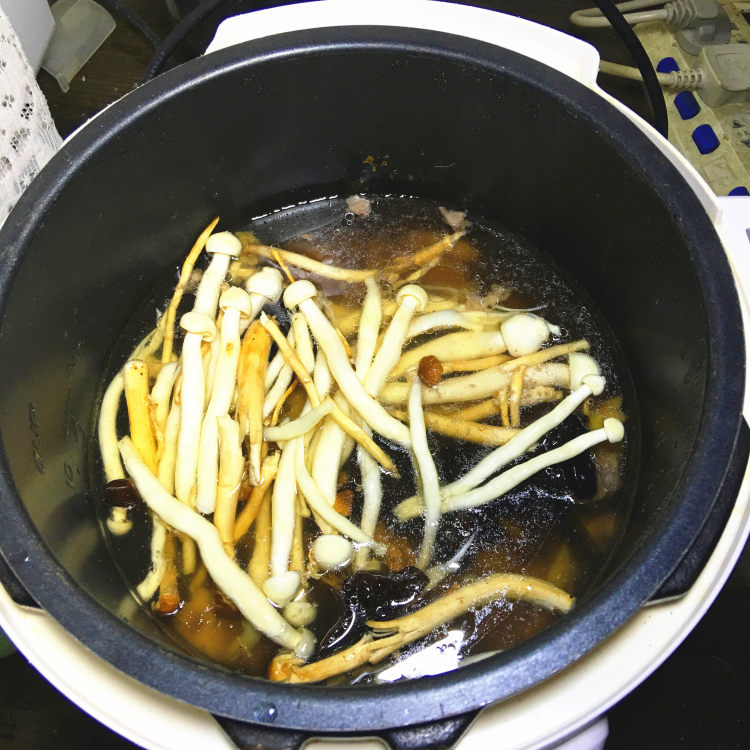 墨鱼菌菇养生汤步骤11