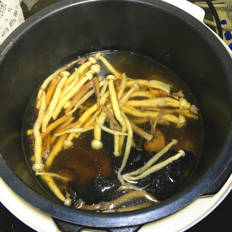 墨鱼菌菇养生汤步骤13