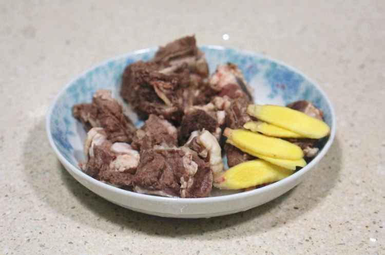 萝卜牛排骨汤步骤2