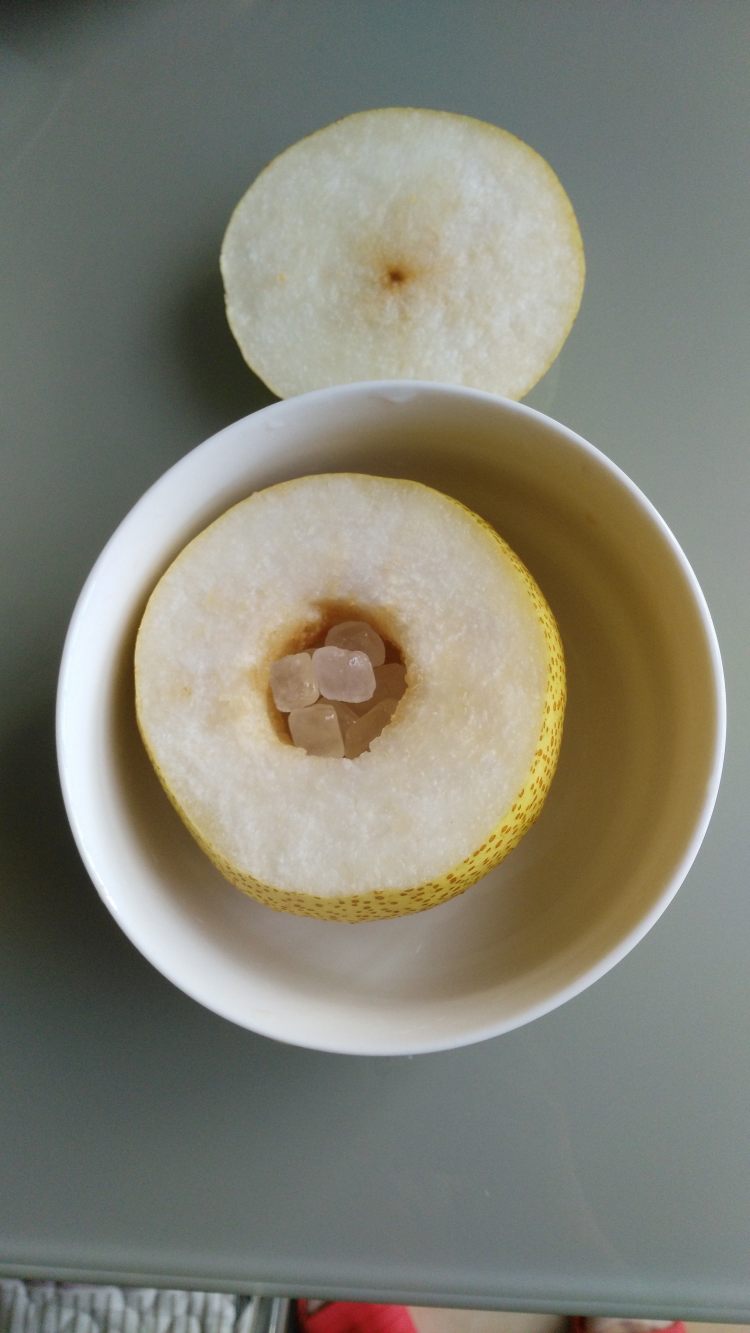 冰糖炖雪梨步骤1