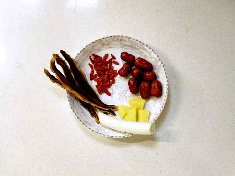 灵芝红枣老鸡汤步骤3