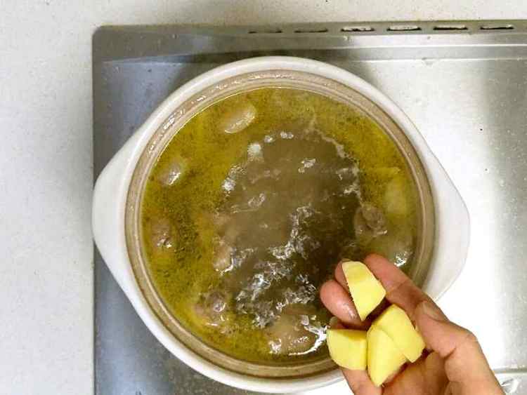 灵芝红枣老鸡汤步骤4