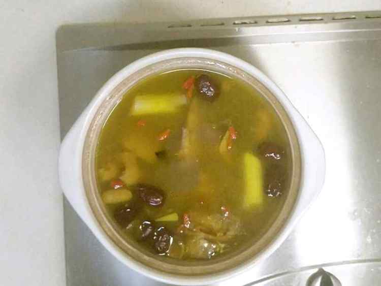 灵芝红枣老鸡汤步骤7
