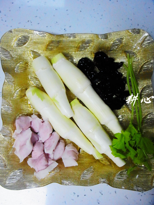 茭白木耳鱼饺汤步骤1