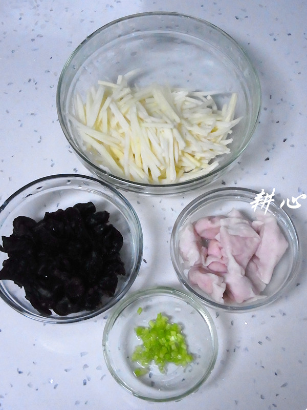 茭白木耳鱼饺汤步骤2