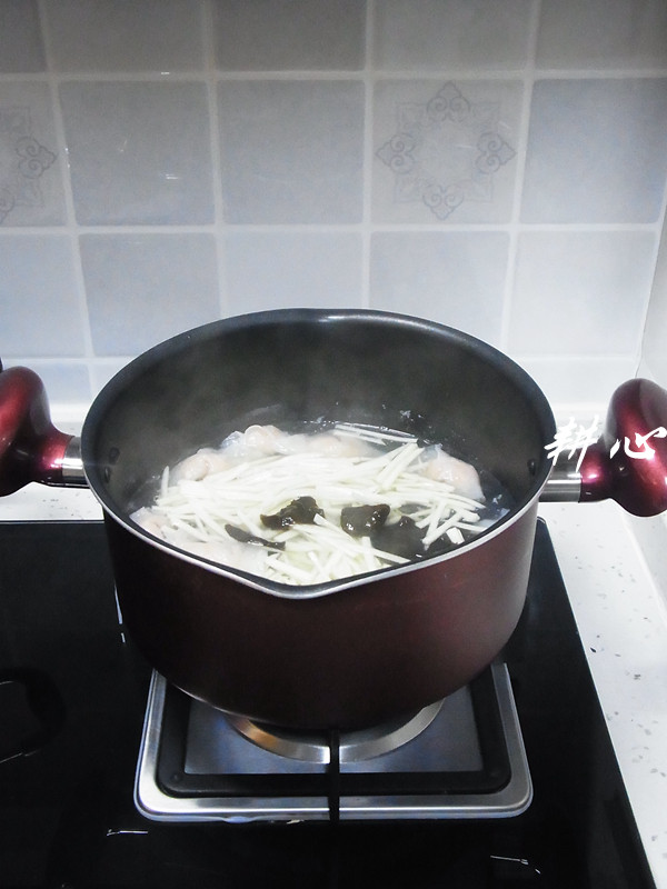 茭白木耳鱼饺汤步骤5