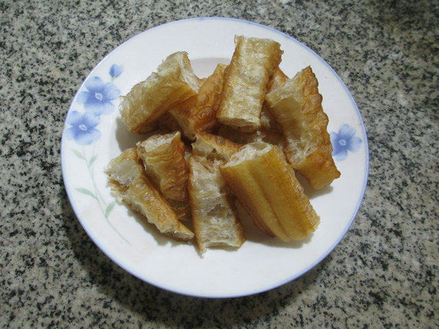 油条菠菜排骨汤步骤2