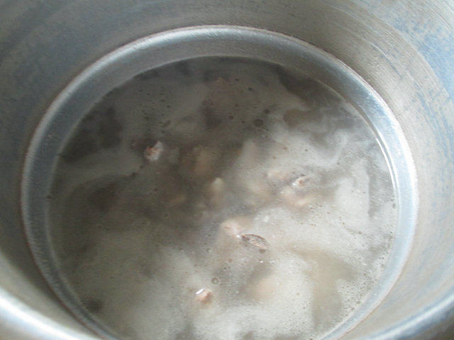 油条菠菜排骨汤步骤6