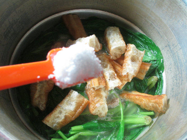 油条菠菜排骨汤步骤9