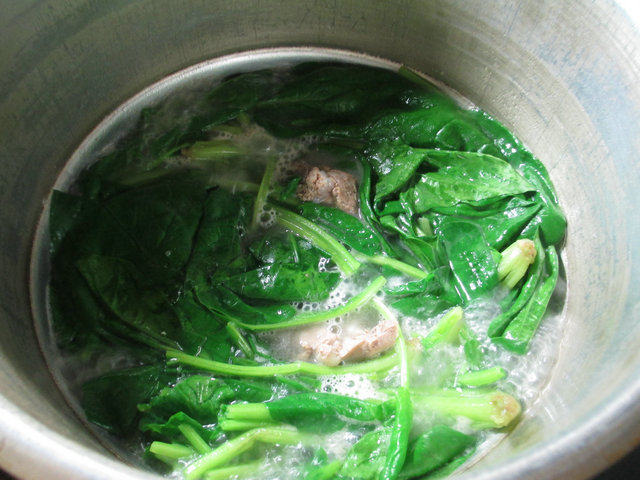 油条菠菜排骨汤步骤7