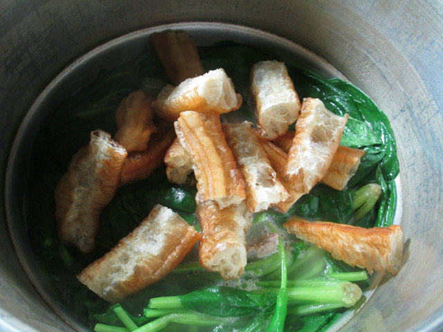 油条菠菜排骨汤步骤8