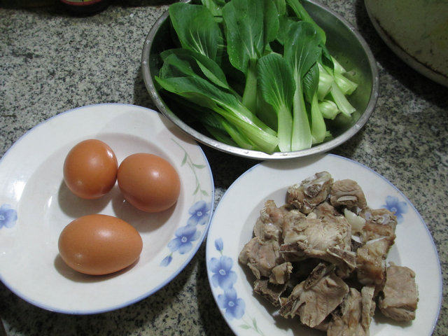 青菜荷叶蛋排骨汤步骤1