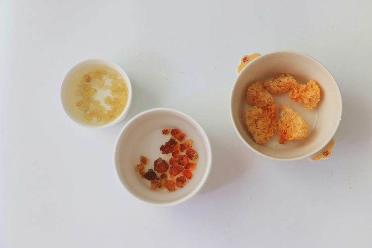 桂花银耳桃胶羹步骤2