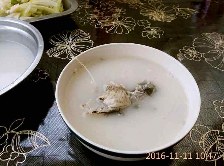 鲫鱼汤步骤8