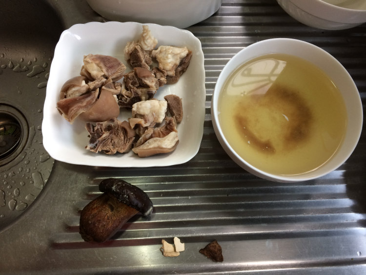 羊肉炖牛肝菌步骤1